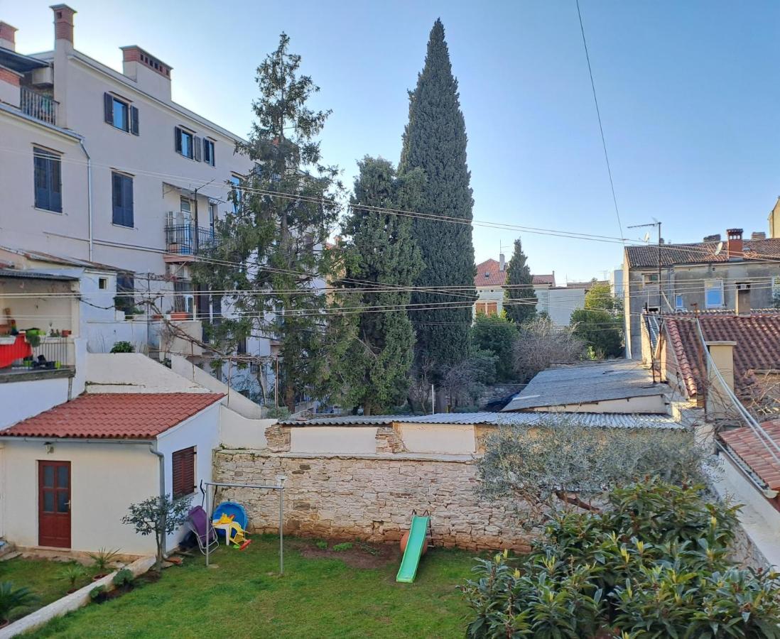 Yulia Apartman Pula Exterior foto